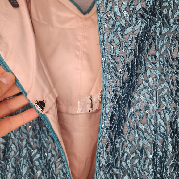 AIDAN MATTOX Long Plunge Neck Off Shoulder Evening Gown - Picture 14 of 16